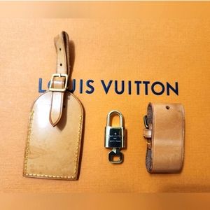 💥Authentic💥 Louis Vuitton leather luggage name tag with lock and key# 321